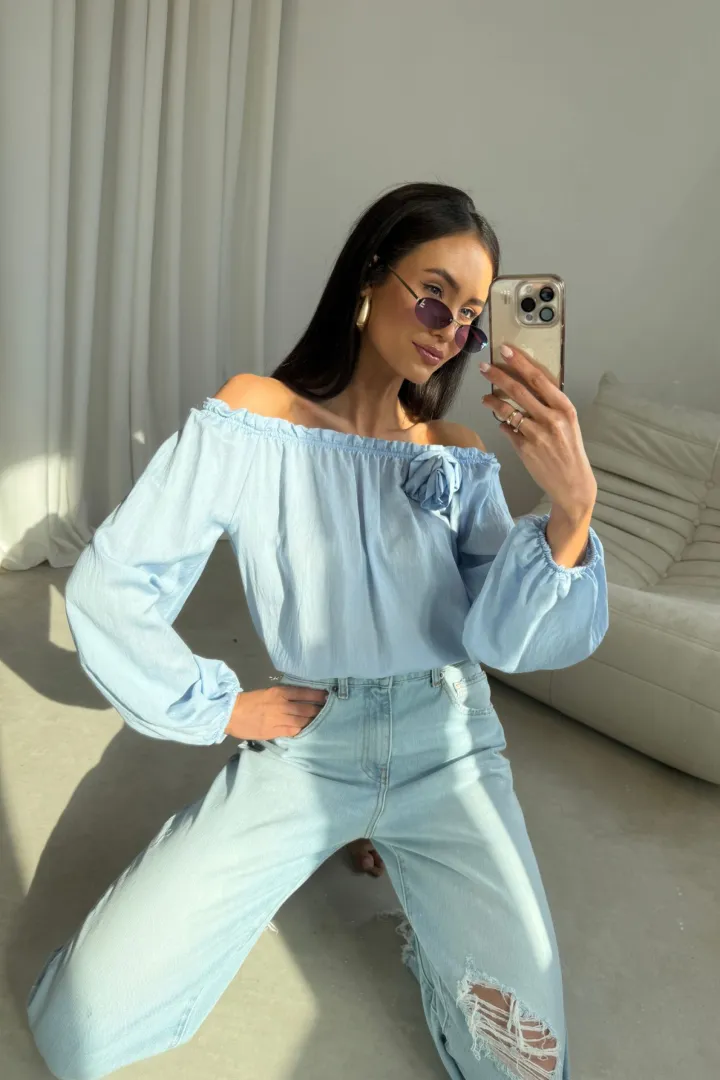 Marisol - Off-Shoulder Bluse mit Drapierung und 3D-Blütenapplikation in Himmelblau