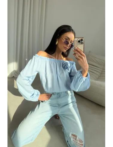 Marisol – Off-Shoulder Bluse mit Drapierung & 3D-Blütenapplikation in Himmelblau | Roco Fashion