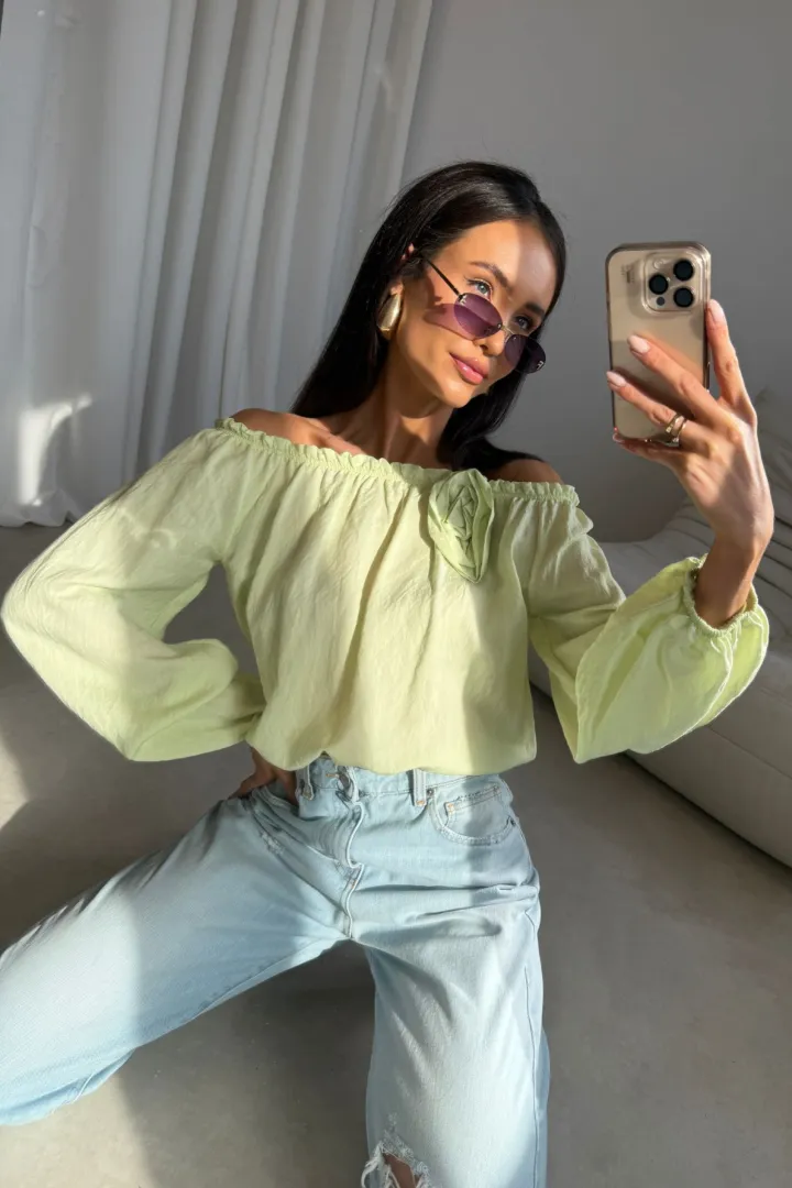 Marisol - Off-Shoulder Bluse mit Drapierung und 3D-Blütenapplikation in Limette