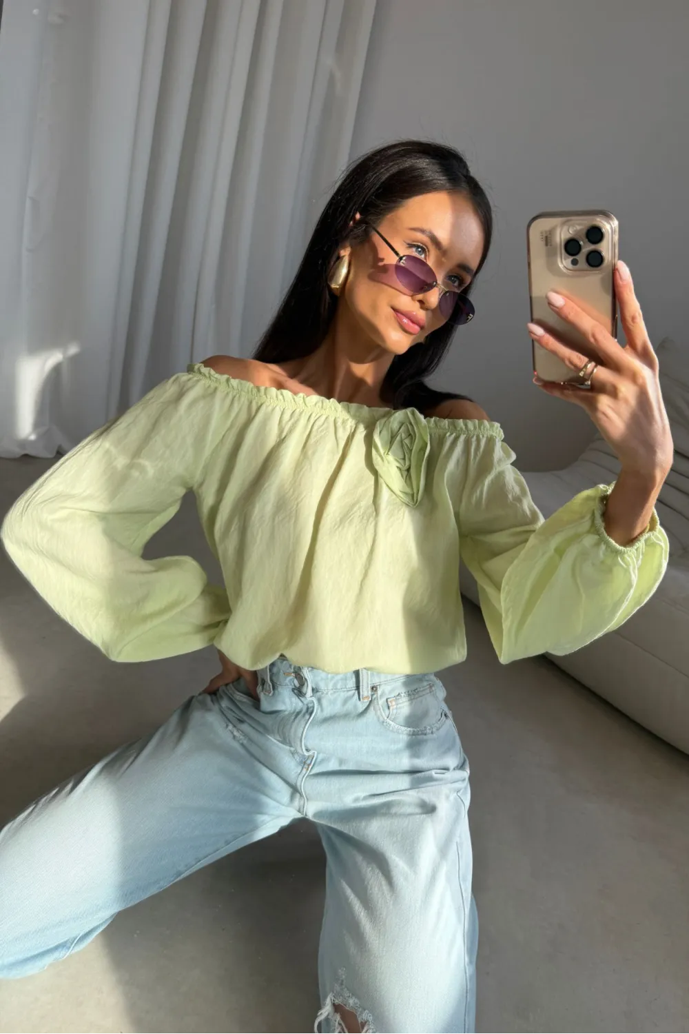 Marisol – Off-Shoulder Bluse mit Drapierung & 3D-Blütenapplikation in Limettengrün | Roco Fashion