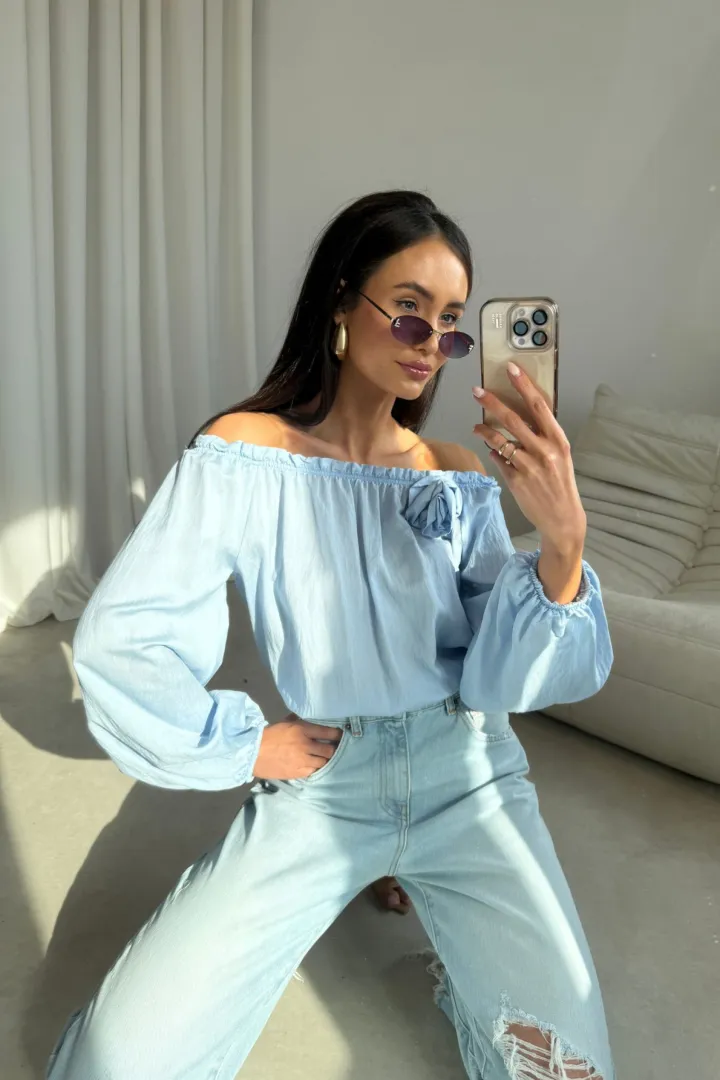 Marisol - Off-Shoulder Bluse mit Drapierung und 3D-Blütenapplikation in Himmelblau
