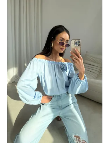 Marisol – Off-Shoulder Bluse mit Drapierung & 3D-Blütenapplikation in Himmelblau | Roco Fashion