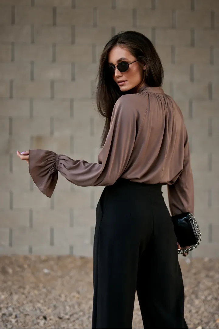 Isabel – elegancka bluzka cappuccino z wiązaniem przy szyi