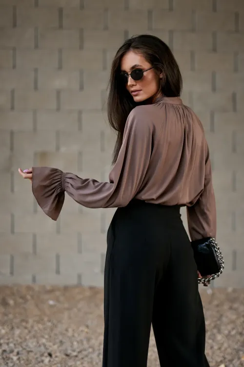 Isabel – elegancka bluzka cappuccino z wiązaniem przy szyi