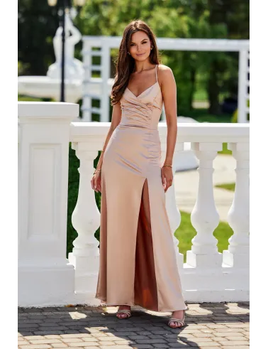 Alessandra – długa satynowa sukienka na ramiączkach z rozcięciem i wiązaniem na plecach beżowa | Roco Fashion