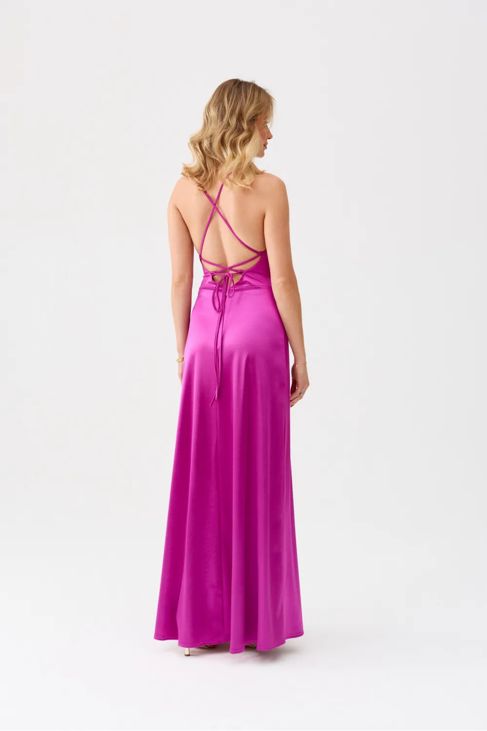 Alessandra – Langes Satin Abendkleid mit Spaghettiträgern, Rückenschnürung und Beinschlitz in Violett| Roco Fashion
