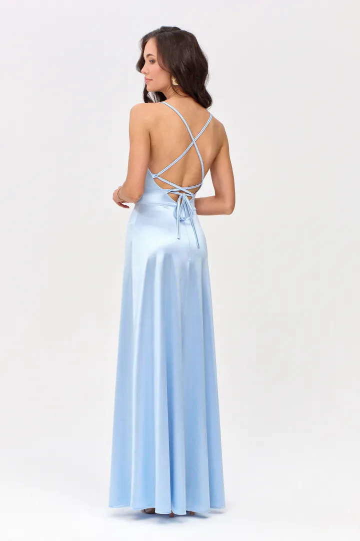 Alessandra – Langes Satin Abendkleid mit Spaghettiträgern, Rückenschnürung und Beinschlitz in Himmelblau| Roco Fashion