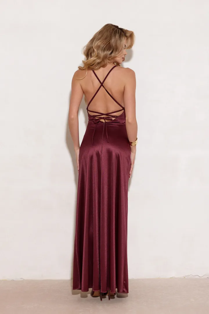 Alessandra – Langes Satin Abendkleid mit Spaghettiträgern, Rückenschnürung und Beinschlitz in Burgunderrot| Roco Fashion