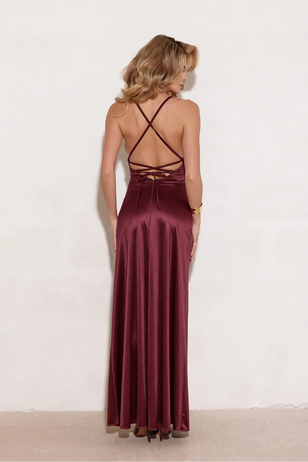 Alessandra – Langes Satin Abendkleid mit Spaghettiträgern, Rückenschnürung und Beinschlitz in Burgunderrot| Roco Fashion