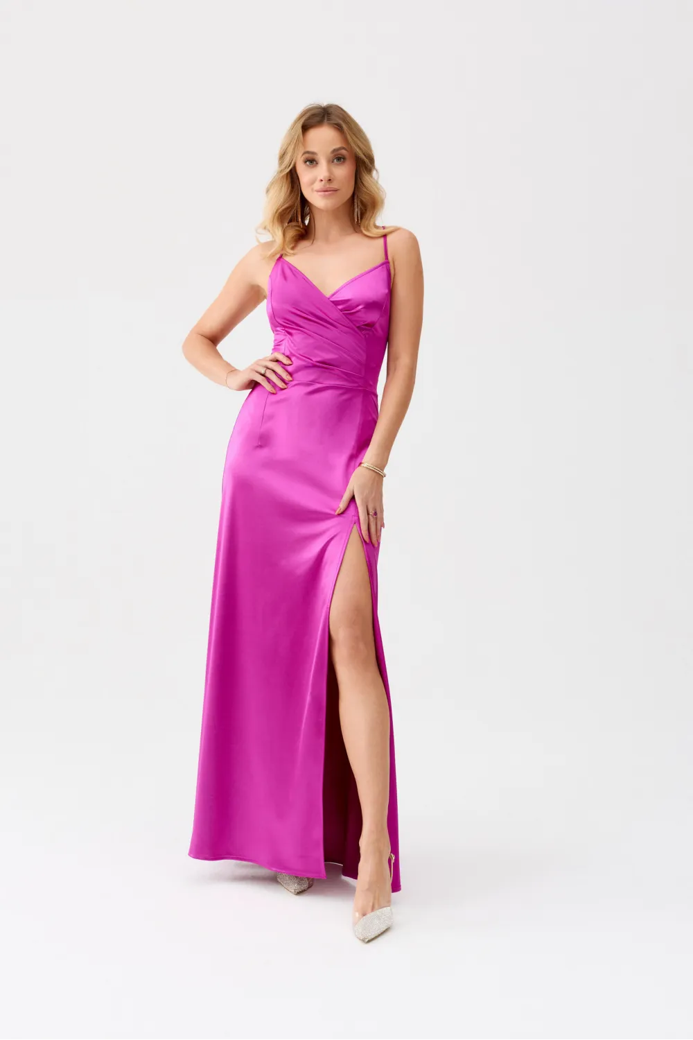 Alessandra – Langes Satin Abendkleid mit Spaghettiträgern, Rückenschnürung und Beinschlitz in Violett| Roco Fashion