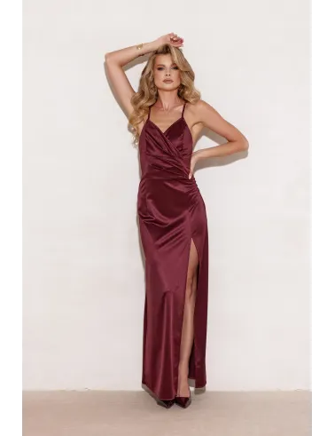 Alessandra – Langes Satin Abendkleid mit Spaghettiträgern, Rückenschnürung und Beinschlitz in Burgunderrot| Roco Fashion