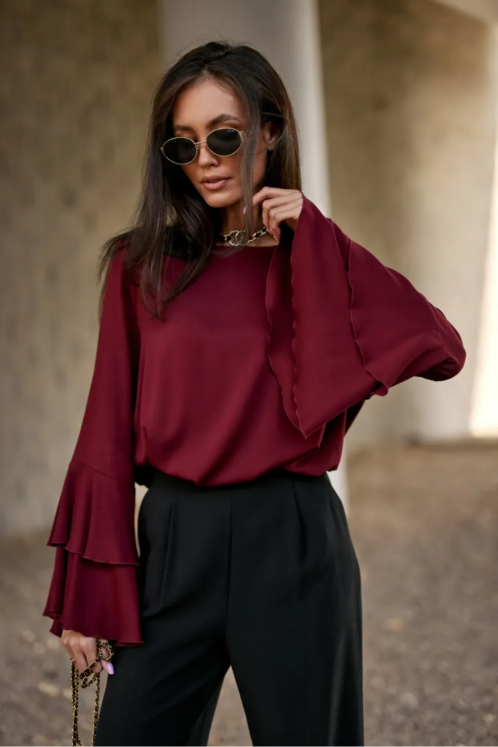 Camila – elegante bordeauxfarbene Bluse mit Volants an den Ärmeln | Roco Fashion