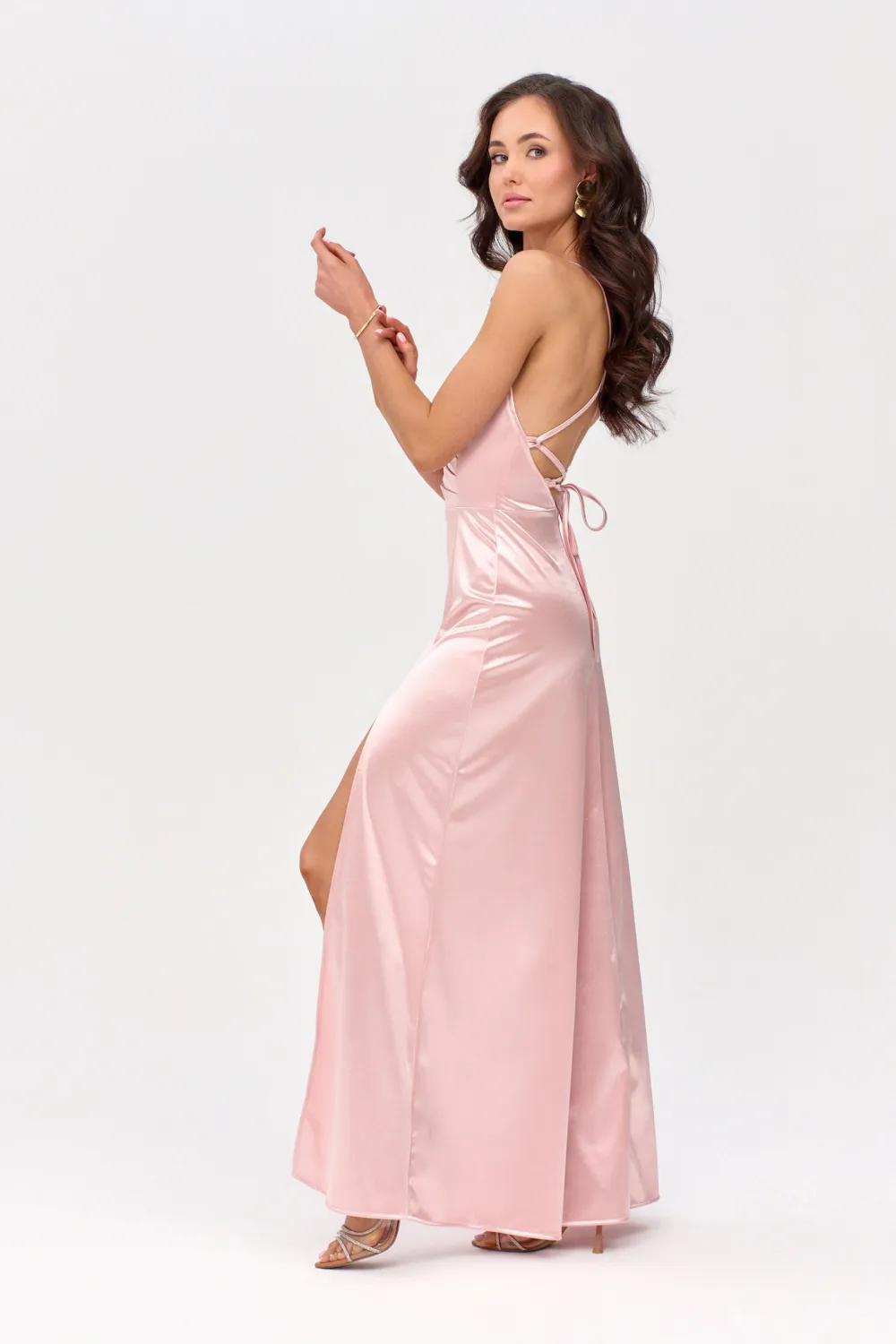 Alessandra – Langes Satin Abendkleid mit Spaghettiträgern, Rückenschnürung und Beinschlitz in Rosa| Roco Fashion