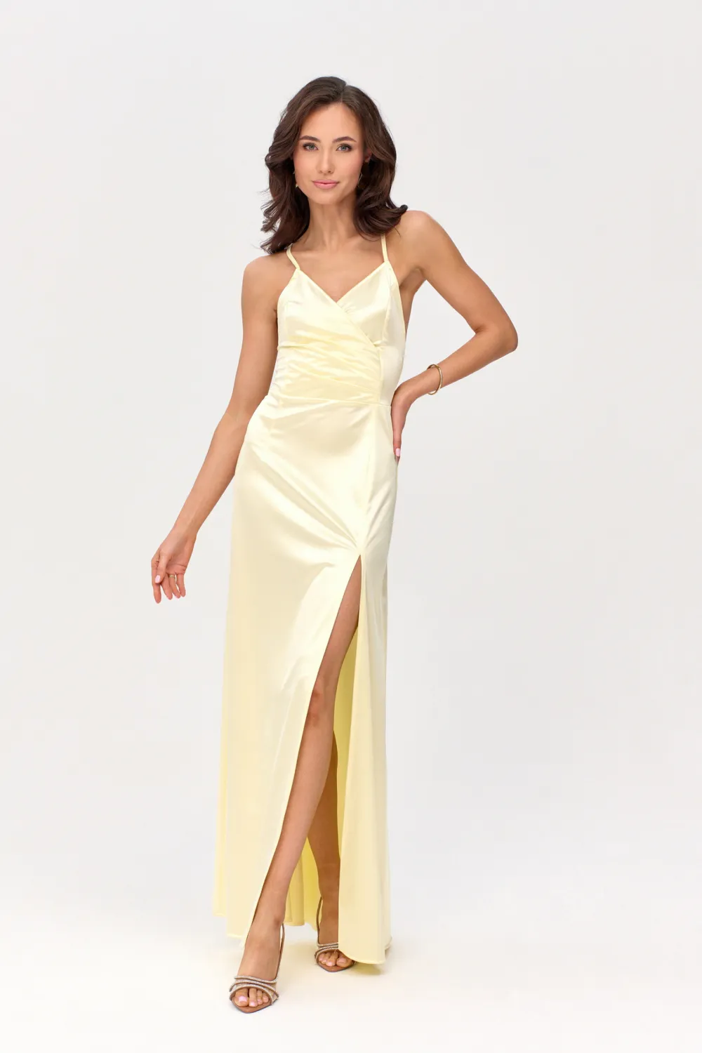 Alessandra – Langes Satin Abendkleid mit Spaghettiträgern, Rückenschnürung und Beinschlitz in Gelb| Roco Fashion