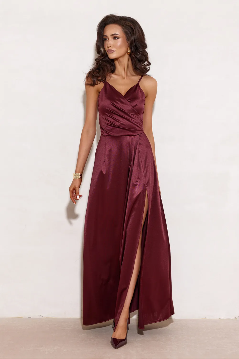 Salma – elegantes Satin-Maxikleid mit Drapierung & hohem Schlitz Burgunderrot| Roco Fashion