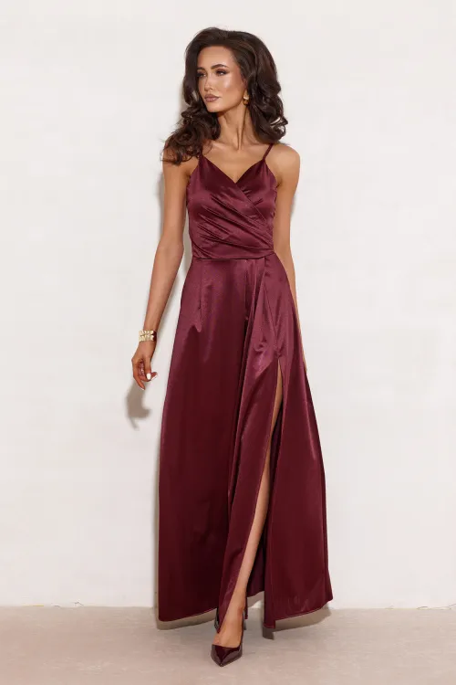 Salma – elegantes Satin-Maxikleid mit Drapierung & hohem Schlitz Burgunderrot| Roco Fashion