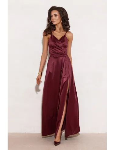Salma – elegantes Satin-Maxikleid mit Drapierung & hohem Schlitz Burgunderrot| Roco Fashion