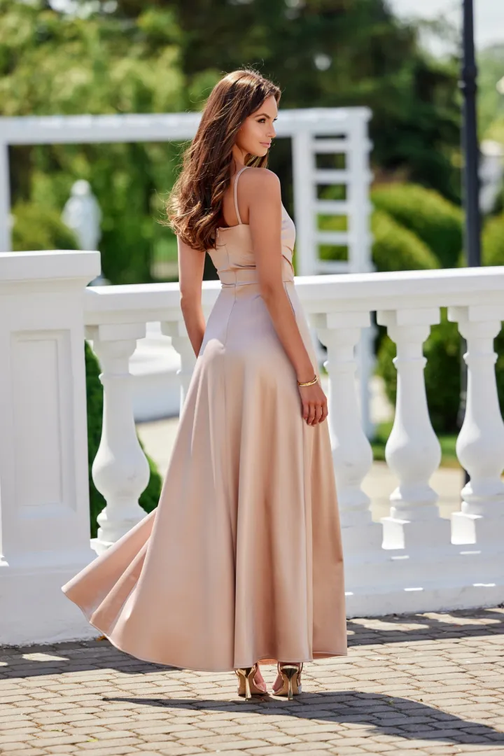 Salma - elegantes Satin-Maxikleid mit Drapierung und hohem Schlitz in Beige