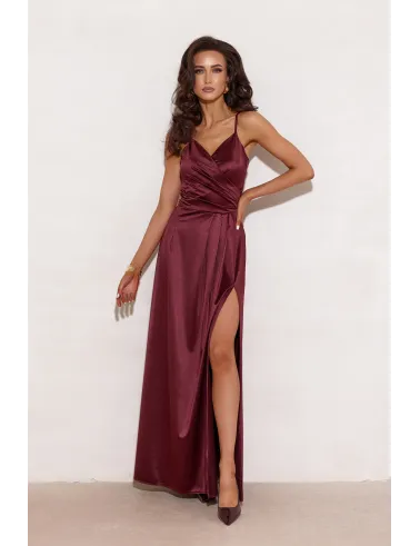 Salma – elegantes Satin-Maxikleid mit Drapierung & hohem Schlitz Burgunderrot| Roco Fashion