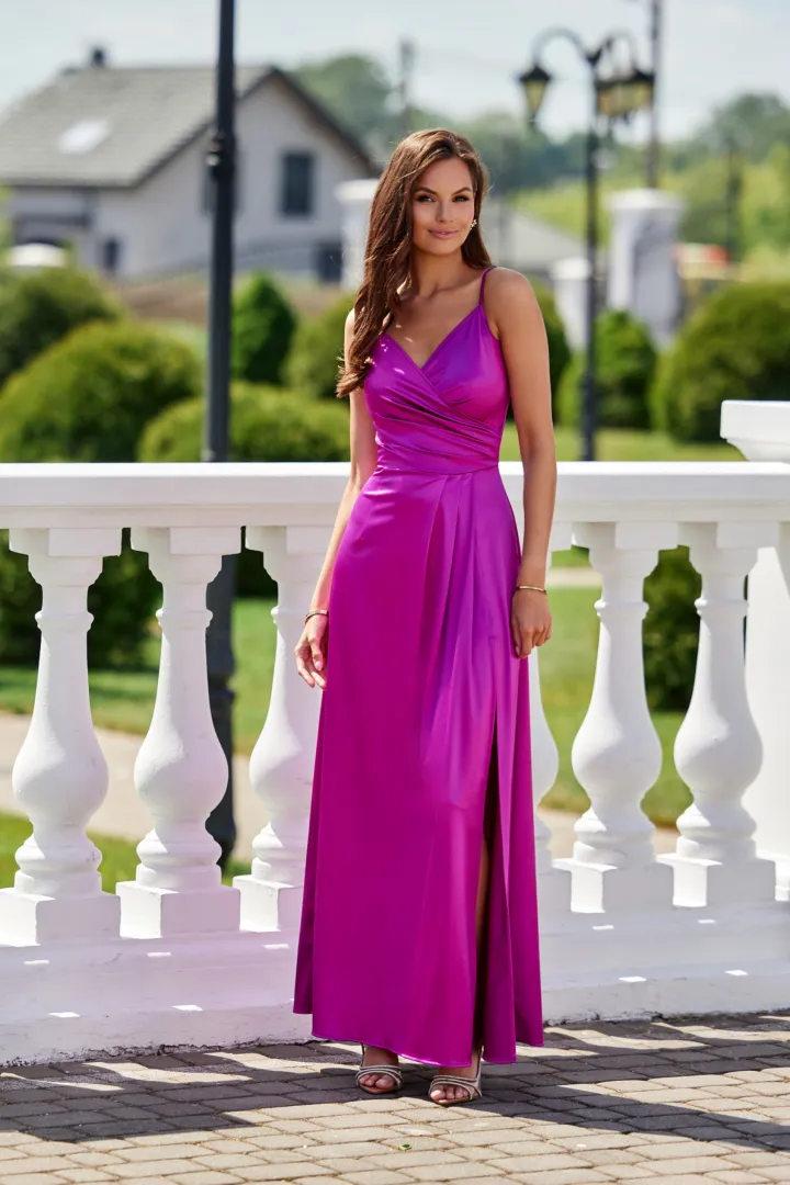 Salma - elegantes Satin-Maxikleid mit Drapierung und hohem Schlitz in Violett