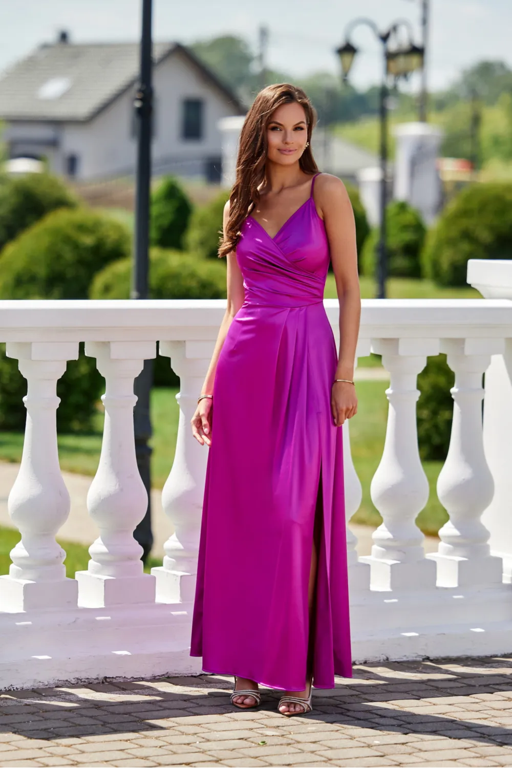 Salma – elegantes Satin-Maxikleid mit Drapierung & hohem Schlitz Violett| Roco Fashion