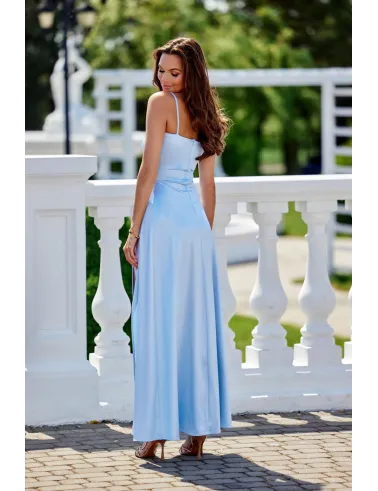 Salma – elegantes Satin-Maxikleid mit Drapierung & hohem Schlitz Himmelblau| Roco Fashion