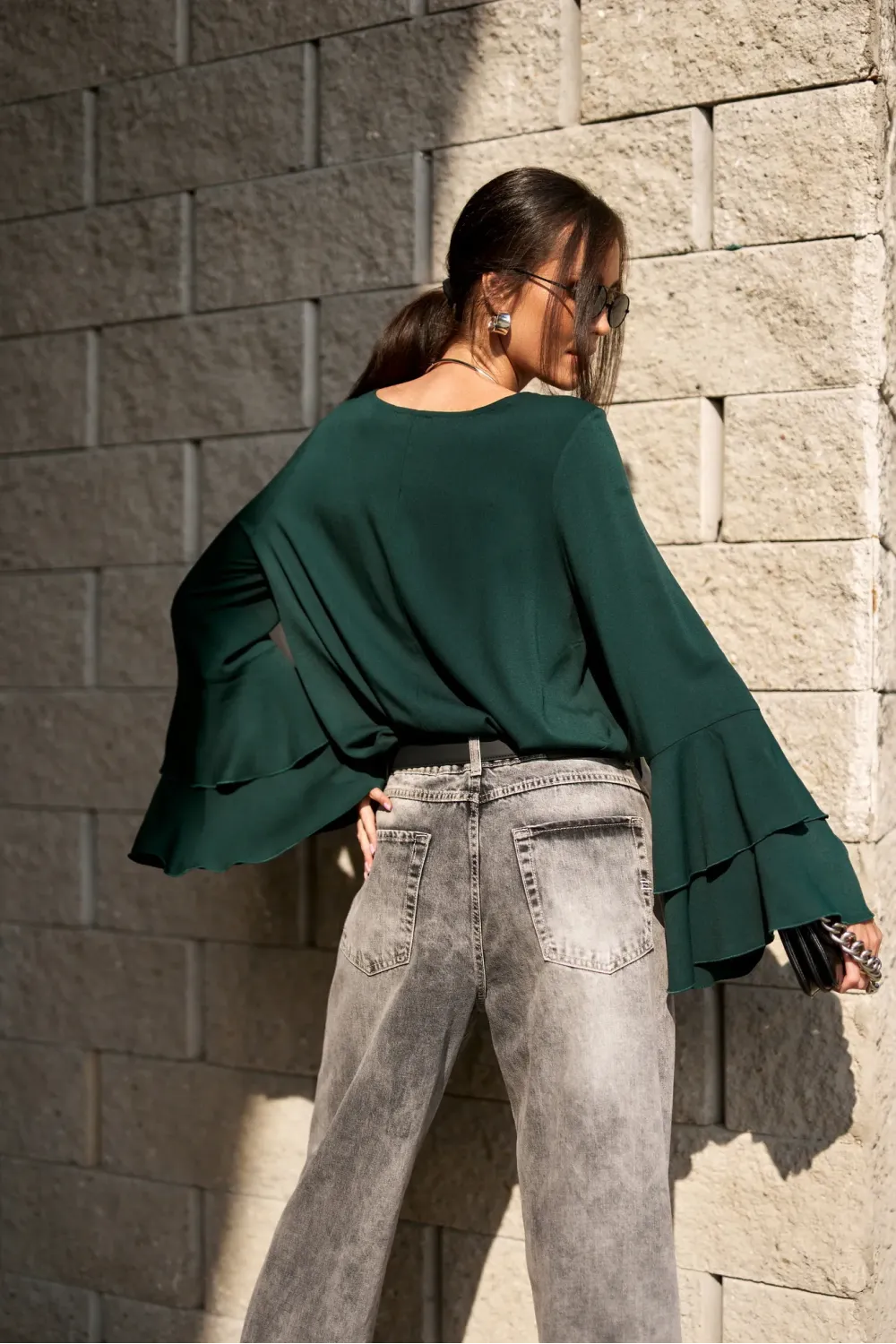 Camila – elegante Bluse in Flaschengrün mit Volants an den Ärmeln | Roco Fashion