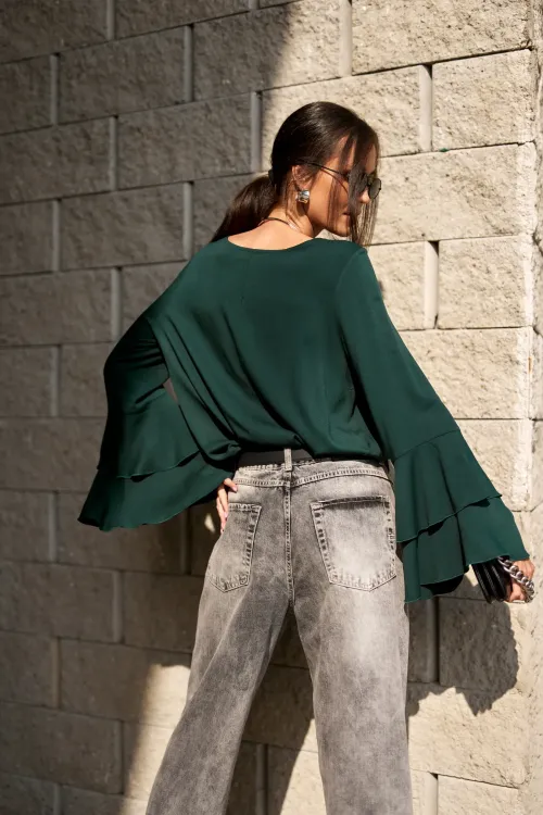 Camila – elegante bluse in Flaschengrün mit Volants an den Ärmeln