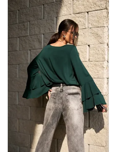 Camila – elegante Bluse in Flaschengrün mit Volants an den Ärmeln | Roco Fashion