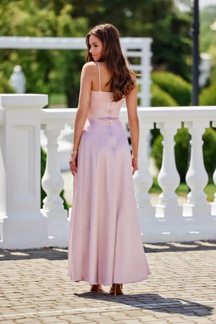 Salma - elegantes Satin-Maxikleid mit Drapierung und hohem Schlitz in Rosa