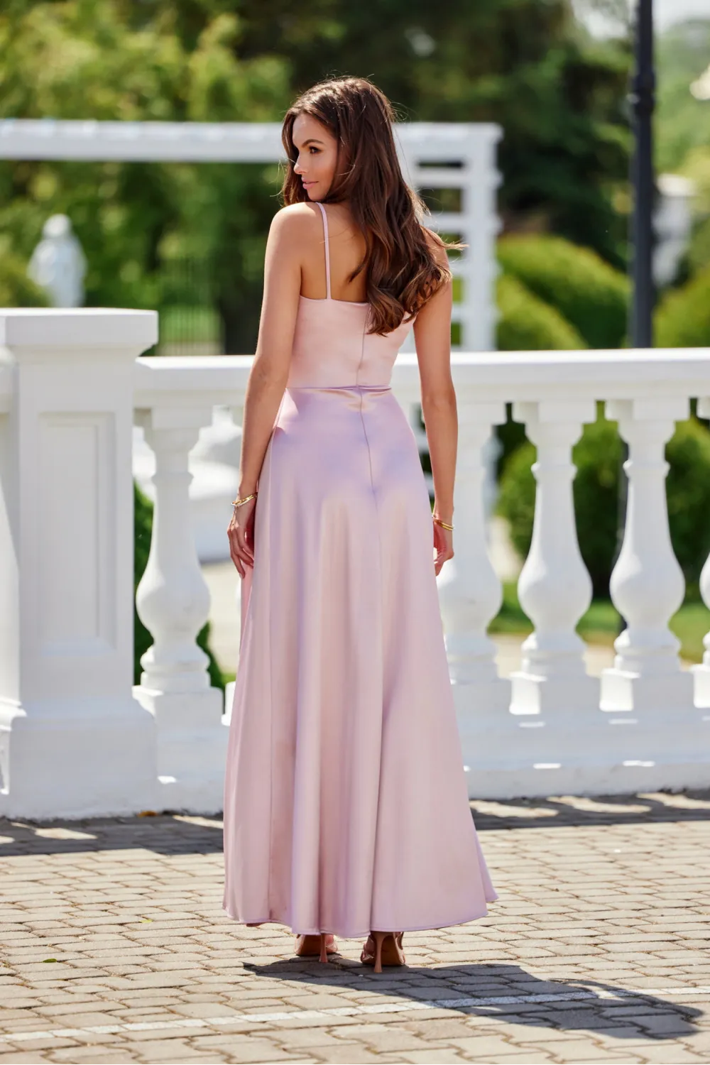 Salma – elegantes Satin-Maxikleid mit Drapierung & hohem Schlitz Rosa | Roco Fashion