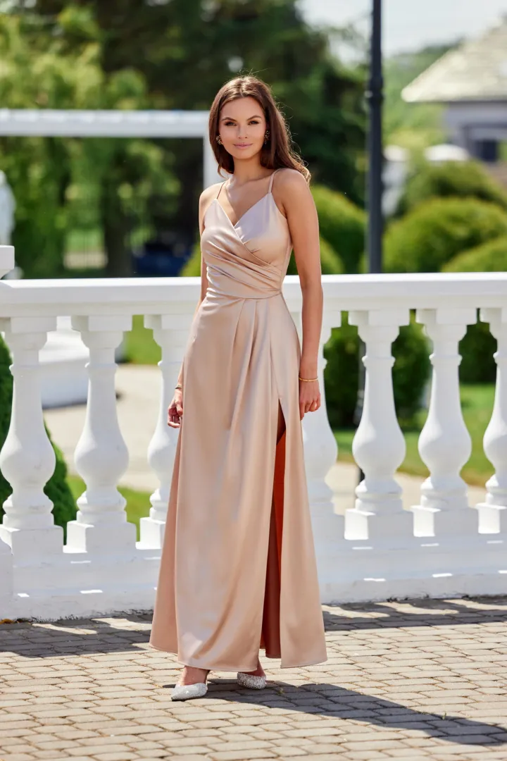 Salma - elegantes Satin-Maxikleid mit Drapierung und hohem Schlitz in Beige