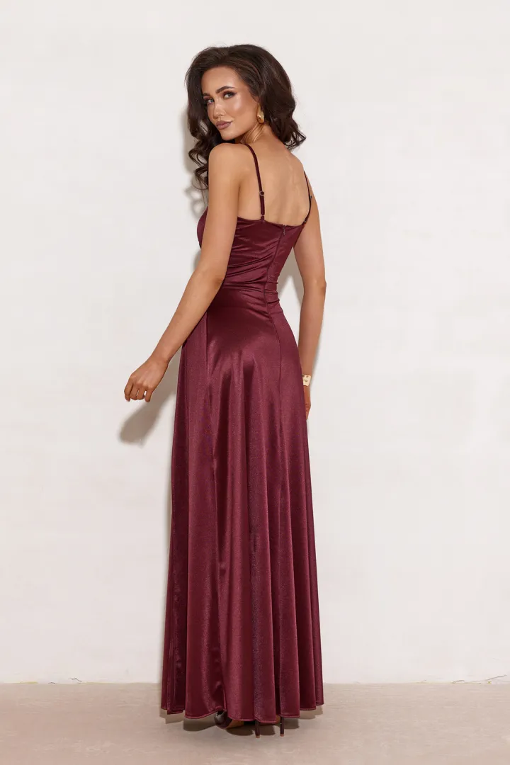 Salma - elegantes Satin-Maxikleid mit Drapierung und hohem Schlitz in Burgunderrot