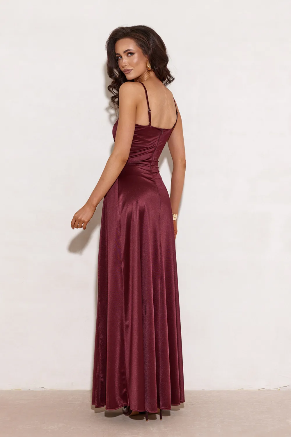 Salma – elegantes Satin-Maxikleid mit Drapierung & hohem Schlitz Burgunderrot| Roco Fashion