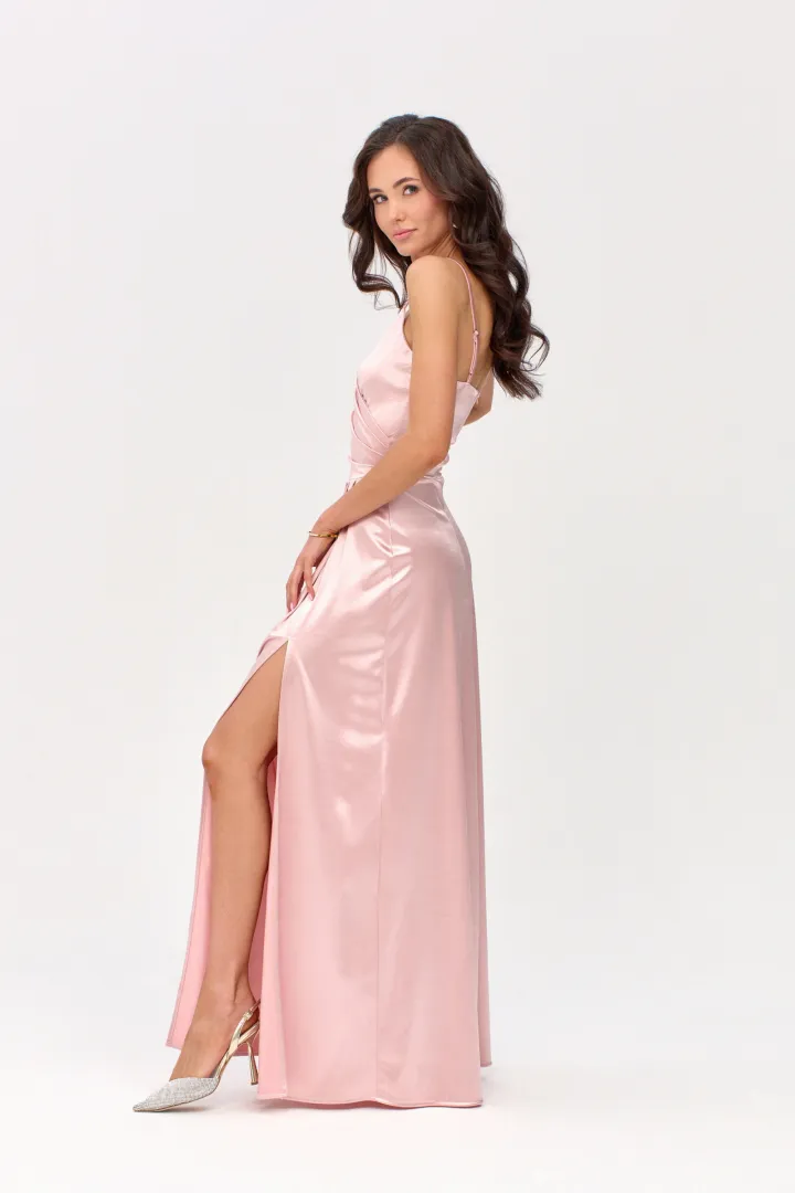 Salma - elegantes Satin-Maxikleid mit Drapierung und hohem Schlitz in Rosa
