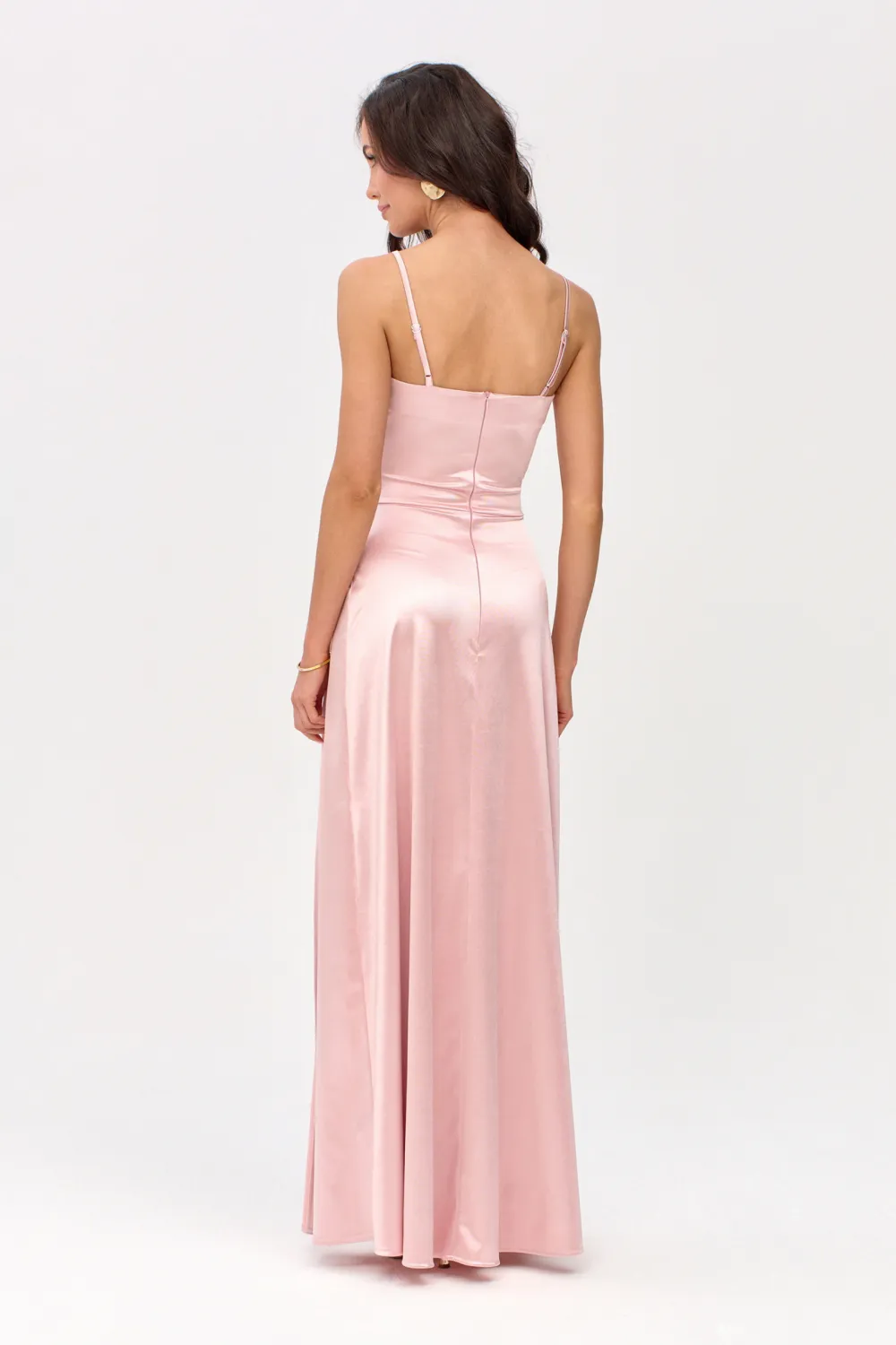 Salma – elegantes Satin-Maxikleid mit Drapierung & hohem Schlitz Rosa | Roco Fashion