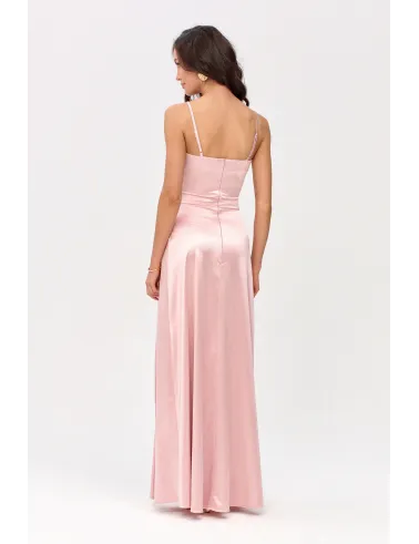 Salma – długa satynowa sukienka z marszczeniem i rozcięciem różowa| Roco Fashion