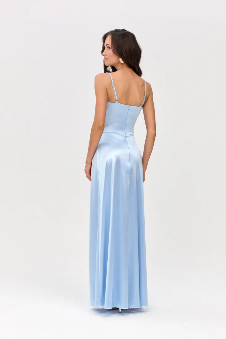 Salma - elegantes Satin-Maxikleid mit Drapierung und hohem Schlitz in Himmelblau
