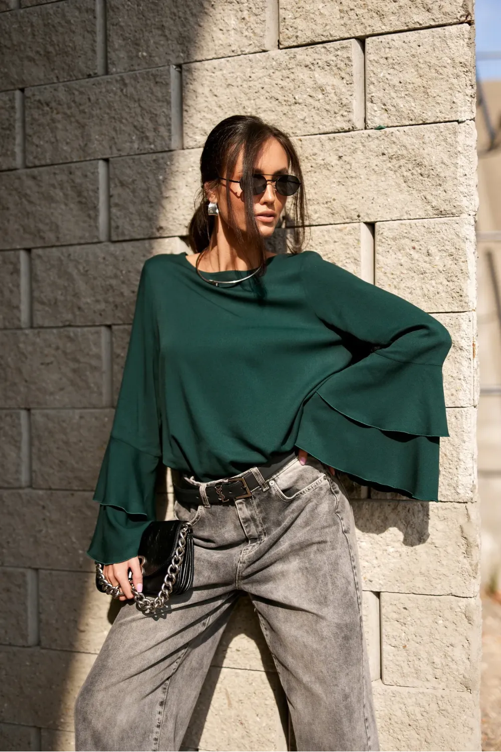 Camila – elegante Bluse in Flaschengrün mit Volants an den Ärmeln | Roco Fashion