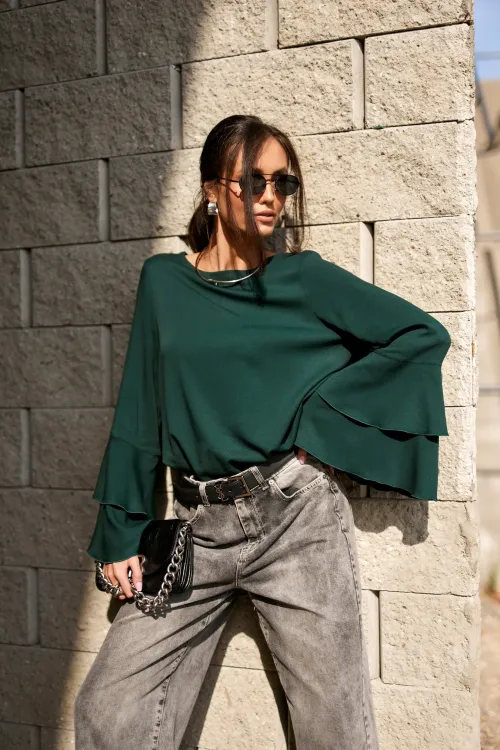 Camila – elegante Bluse in Flaschengrün mit Volants an den Ärmeln | Roco Fashion
