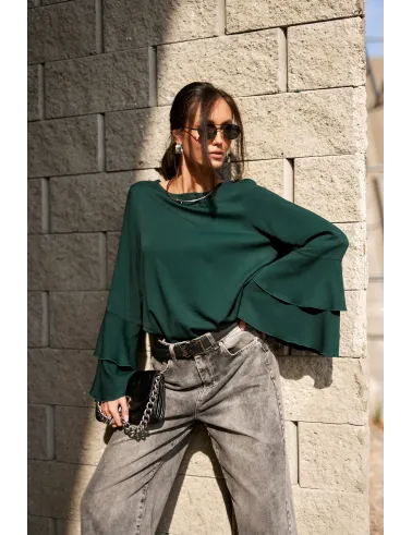 Camila – elegante Bluse in Flaschengrün mit Volants an den Ärmeln | Roco Fashion
