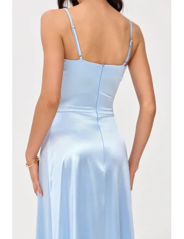 Salma – długa satynowa sukienka z marszczeniem i rozcięciem błękitna| Roco Fashion