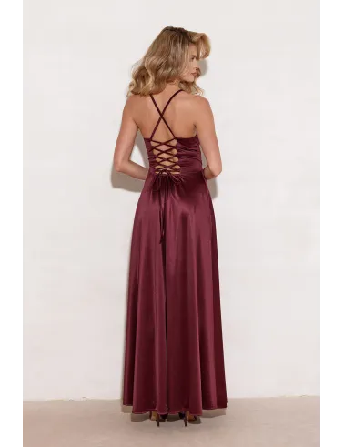 Serena – długa sukienka satynowa bordowa z rozcięciem i wiązaniem | Roco Fashion