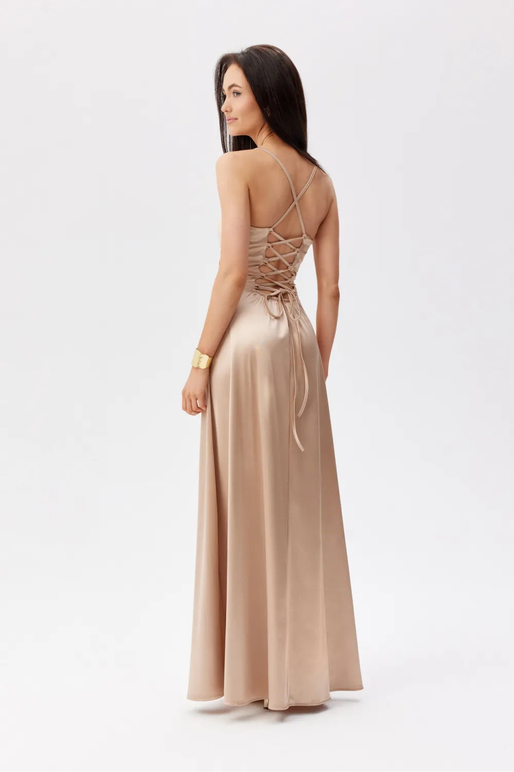 Serena – elegantes Satin Maxikleid Beige mit Beinschlitz & Schnürung | Roco Fashion
