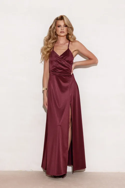 Serena - elegante Maxikleid aus Satin mit Spaghettiträgern, Beinschlitz und Schnürung am Rücken in Burgunderrot