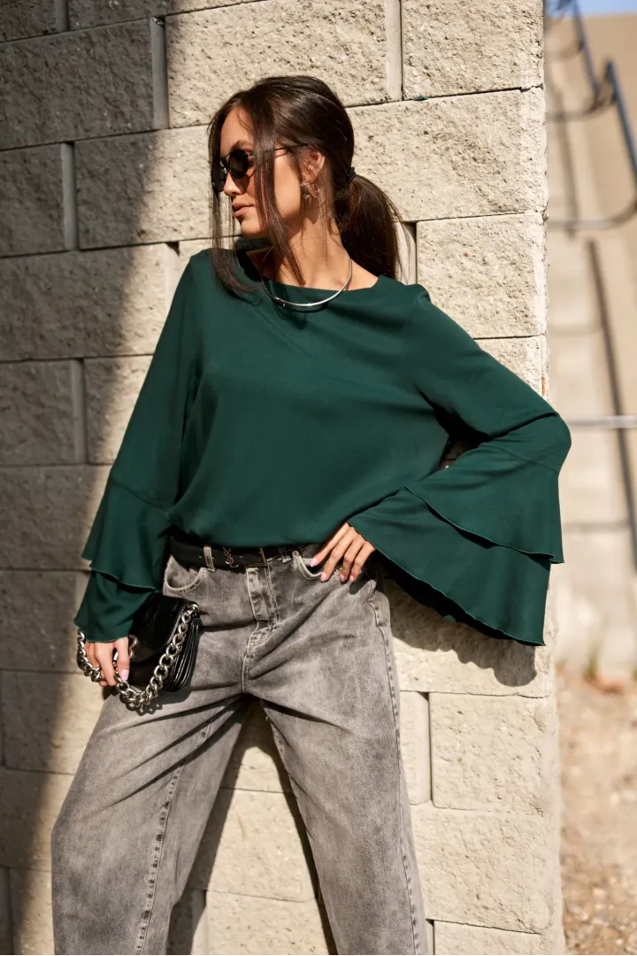 Camila – elegancka butelkowozielona bluzka z falbanami na rękawach