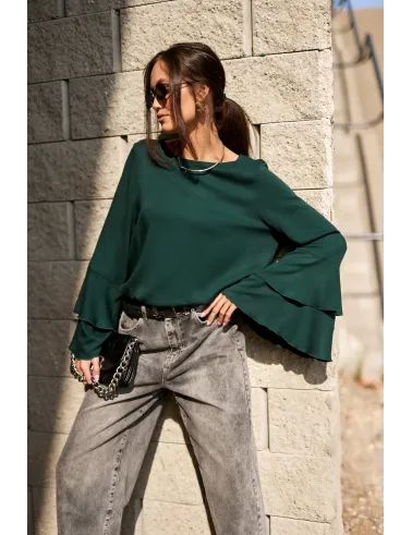 Camila – elegancka butelkowozielona bluzka z falbanami na rękawach | Roco Fashion