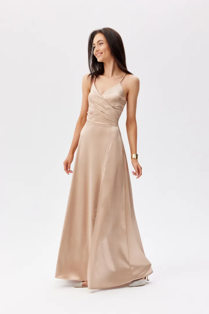 Serena - elegante Maxikleid aus Satin mit Spaghettiträgern, Beinschlitz und Schnürung am Rücken in Beige