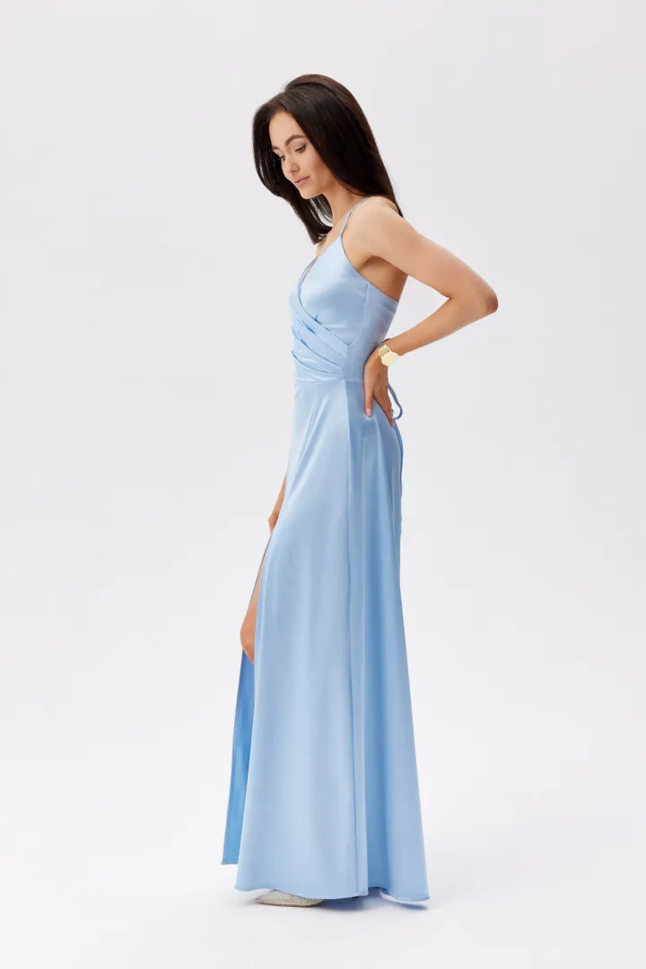 Serena - elegante Maxikleid aus Satin mit Spaghettiträgern, Beinschlitz und Schnürung am Rücken in Himmelblau