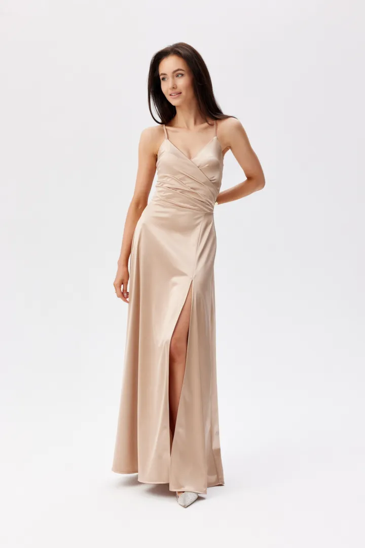 Serena - elegante Maxikleid aus Satin mit Spaghettiträgern, Beinschlitz und Schnürung am Rücken in Beige